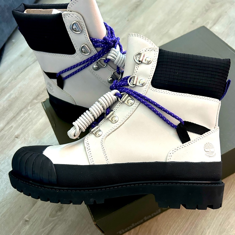 Brand New Timberland Light Gray/Purple/Black WP Boots Sz.7 Wmns